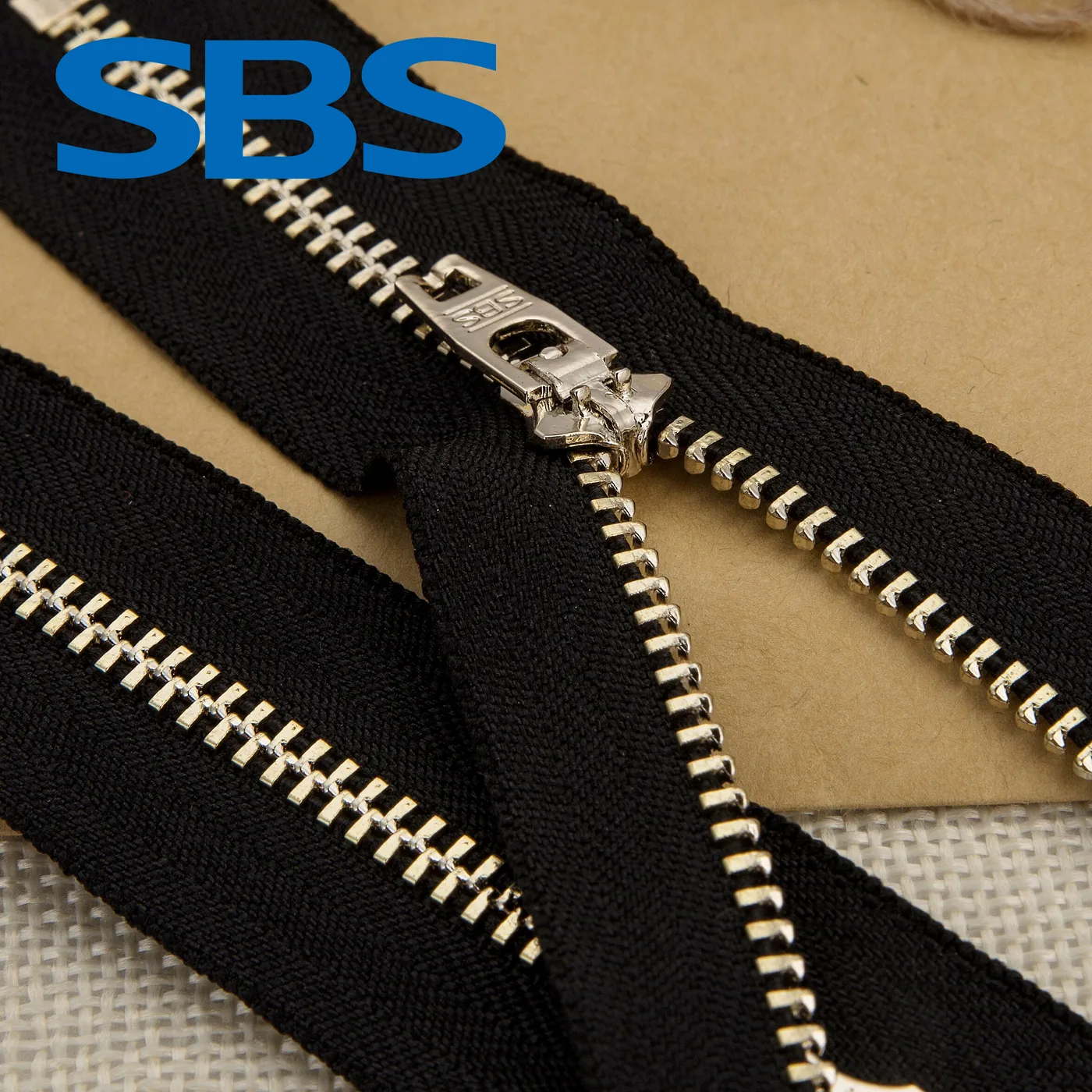 SBS 3号浅金白金金属裤拉链细节
